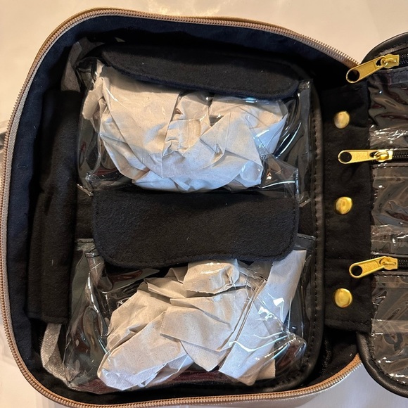 NWOT For Your Eases Only Cosmetic Make- Up Bag Gold Tone Quilted Gold Hardware - Picture 6 of 11